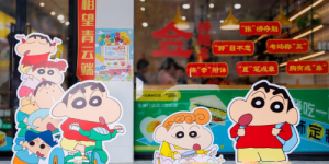 米可泡泡×蜡笔小新联名主题店全国启幕 开启”春日部奶零食铺”童趣之旅