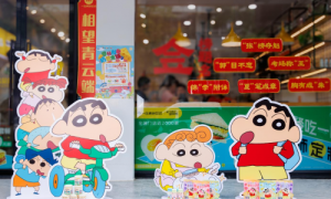 米可泡泡×蜡笔小新联名主题店全国启幕 开启”春日部奶零食铺”童趣之旅